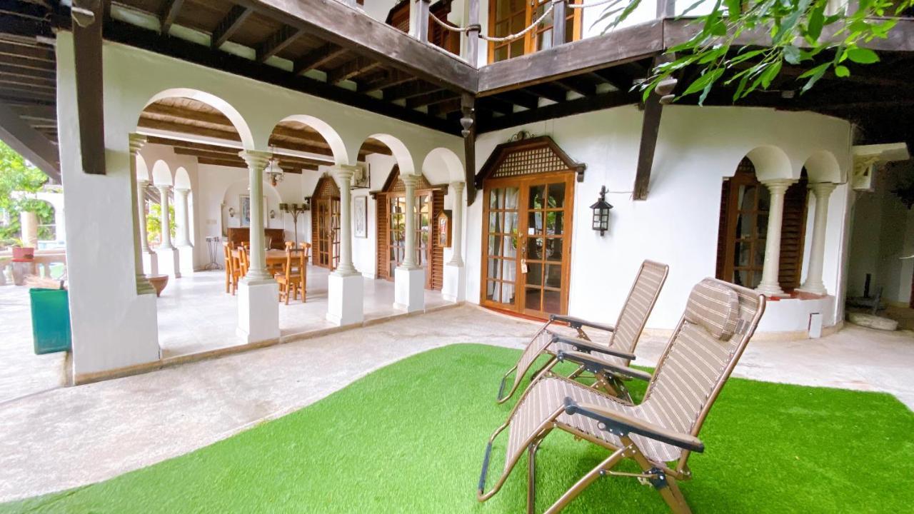 Tropicana Castle Dive Resort Powered By Cocotel Puerto Galera Exterior photo